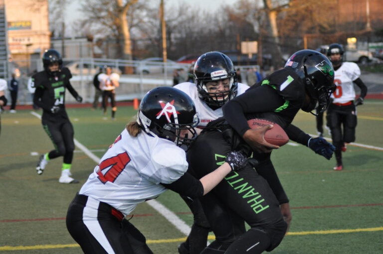 Boston Renegades linebackers make a tackle against the Philly Phantomz