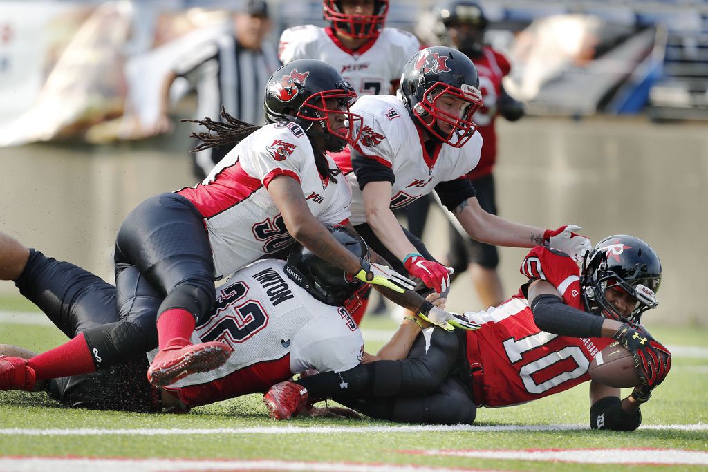 Adrienne Smith of the Boston Renegades scores a touchdown